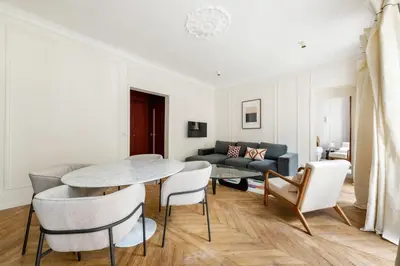 Coin salon dans l'établissement Luxury 3 Bedrooms - 3 Bathrooms - AC - Montmartre - Opéra