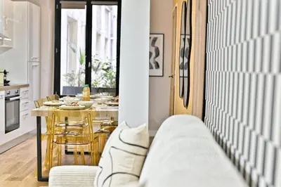 Cuisine ou kitchenette dans l'établissement Appartement 3 chambres Paris 2ème - II