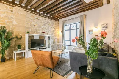 Télévision ou salle de divertissement dans l'établissement Cœur de Voltaire - Loft cosy Parisien