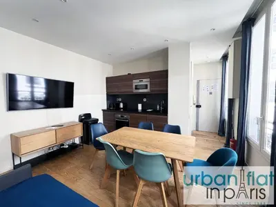 Télévision ou salle de divertissement dans l'établissement Urban Flat 71 - Amazing Apartment in Le Marais