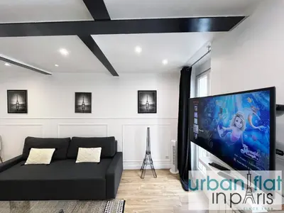 Télévision ou salle de divertissement dans l'établissement Urban Flat 14 - Charming 3 BDR Flat in Paris