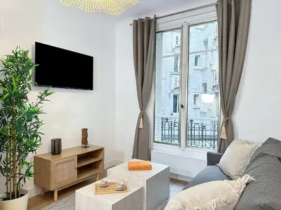 Télévision ou salle de divertissement dans l'établissement Porte de Versailles - Executive apartment with lift for 4