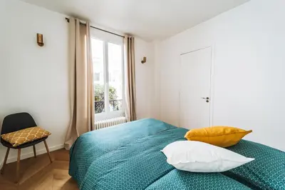 Un ou plusieurs lits dans un hébergement de l'établissement Hotel Particulier 3BDR 8PAX - Jardin du Luxembourg