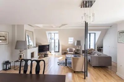 Télévision ou salle de divertissement dans l'établissement Luxury & quiet Paris 16 Auteuil