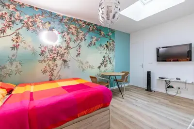 Un ou plusieurs lits dans un hébergement de l'établissement Gare du Nord Confortable pied à terre avec patio
