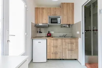 Cuisine ou kitchenette dans l'établissement Gare du Nord Confortable pied à terre avec patio