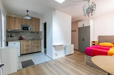 Cuisine ou kitchenette dans l'établissement Gare du Nord Confortable pied à terre avec patio