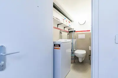 Salle de bains dans l'établissement Gare du Nord Confortable pied à terre avec patio