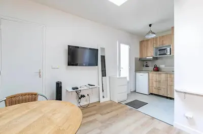 Cuisine ou kitchenette dans l'établissement Gare du Nord Confortable pied à terre avec patio