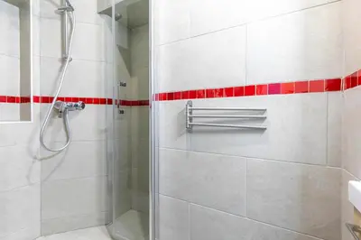 Salle de bains dans l'établissement Gare du Nord Confortable pied à terre avec patio