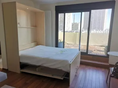 Un ou plusieurs lits dans un hébergement de l'établissement Top floor parisian apartment with terrace