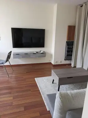 Télévision ou salle de divertissement dans l'établissement Top floor parisian apartment with terrace