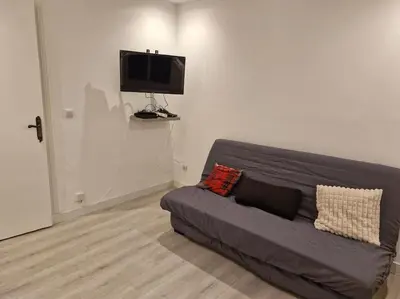 Télévision ou salle de divertissement dans l'établissement Studio meublé