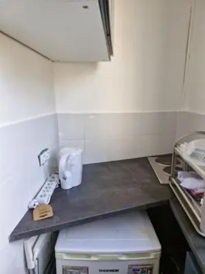 Cuisine ou kitchenette dans l'établissement Studio meublé