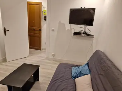Télévision ou salle de divertissement dans l'établissement Studio meublé