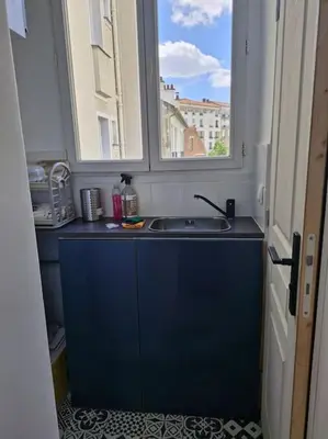 Cuisine ou kitchenette dans l'établissement Studio meublé
