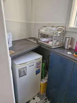 Cuisine ou kitchenette dans l'établissement Studio meublé