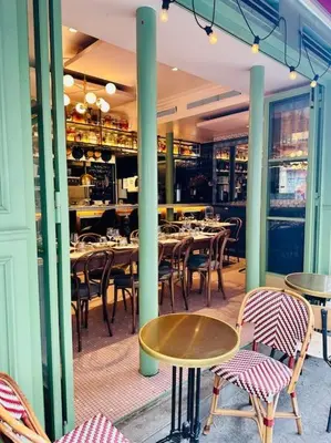 Restaurant ou autre lieu de restauration dans l'établissement Appt proche Sacré cœur Montmartre Gare du Nord et EST