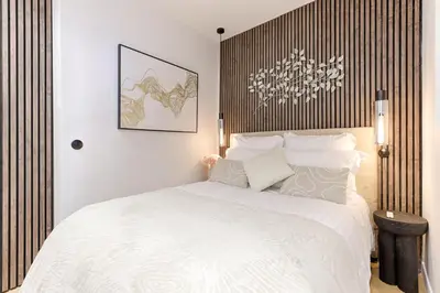 Un ou plusieurs lits dans un hébergement de l'établissement Stylish 2 Bedroom near Montmartre Sacré Cœur