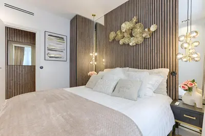 Un ou plusieurs lits dans un hébergement de l'établissement Stylish 2 Bedroom near Montmartre Sacré Cœur