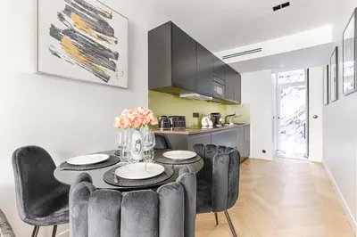 Cuisine ou kitchenette dans l'établissement Stylish 2 Bedroom near Montmartre Sacré Cœur