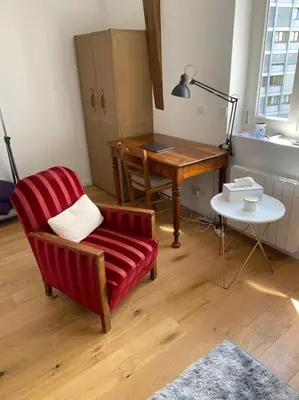 Coin salon dans l'établissement Charmant perchoir plein sud à Boulogne !