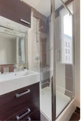 Salle de bains dans l'établissement L'idéal à 2 pas de Paris et du métro dhhimmo