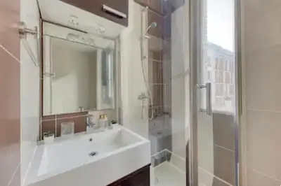 Salle de bains dans l'établissement L'idéal à 2 pas de Paris et du métro dhhimmo