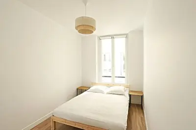 Un ou plusieurs lits dans un hébergement de l'établissement Stylish Two-Bedroom Apartment in Saint-Germain