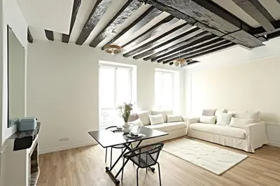 Coin salon dans l'établissement Stylish Two-Bedroom Apartment in Saint-Germain