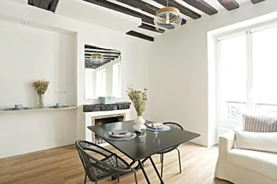 Coin salon dans l'établissement Stylish Two-Bedroom Apartment in Saint-Germain