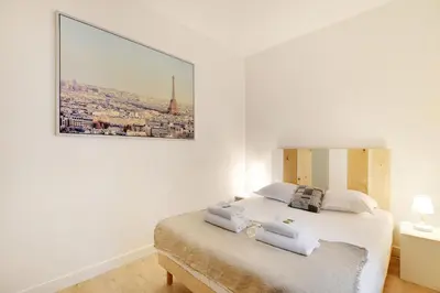 Un ou plusieurs lits dans un hébergement de l'établissement Séjour parisien pour 4, près de Montmartre