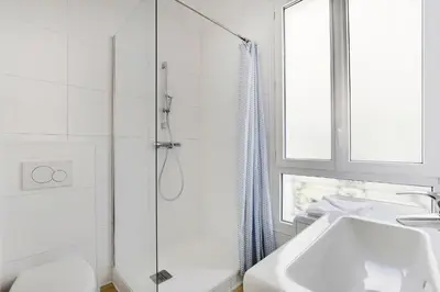 Salle de bains dans l'établissement Séjour parisien pour 4, près de Montmartre