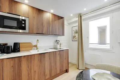Cuisine ou kitchenette dans l'établissement Superb apartment with AC - 1BR-2P - Arts et Métier