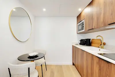 Cuisine ou kitchenette dans l'établissement Superb apartment with AC - 1BR-2P - Arts et Métier
