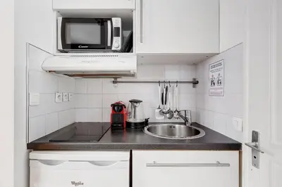 Cuisine ou kitchenette dans l'établissement Bluestay 273 - Charmant Studio à Paris