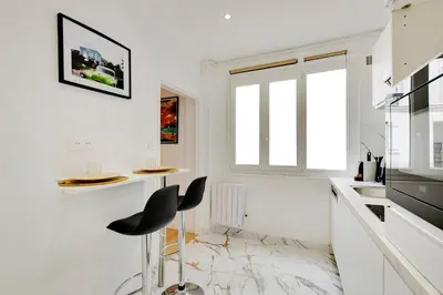 Cuisine ou kitchenette dans l'établissement Cosy au Parc des Buttes Chaumont