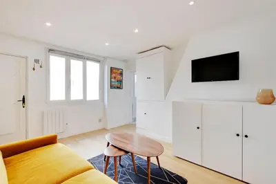 Télévision ou salle de divertissement dans l'établissement Cosy au Parc des Buttes Chaumont