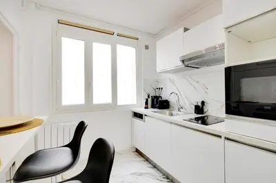Cuisine ou kitchenette dans l'établissement Cosy au Parc des Buttes Chaumont