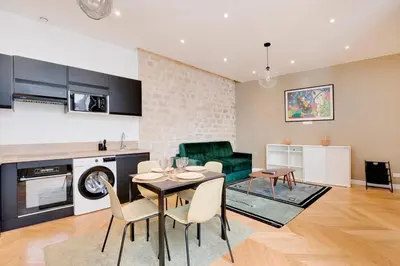 Cuisine ou kitchenette dans l'établissement Appartement central-coeur de Paris