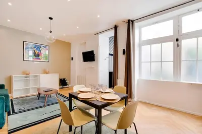 Télévision ou salle de divertissement dans l'établissement Appartement central-coeur de Paris