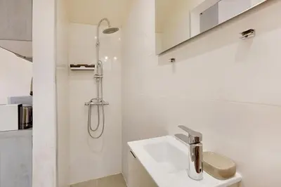 Salle de bains dans l'établissement Joli studio - Buttes-Chaumont