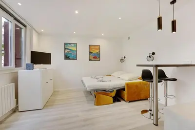 Télévision ou salle de divertissement dans l'établissement Joli studio - Buttes-Chaumont