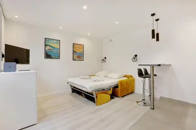 Télévision ou salle de divertissement dans l'établissement Joli studio - Buttes-Chaumont