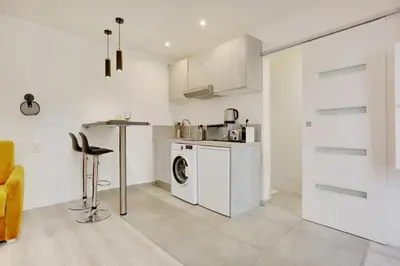 Cuisine ou kitchenette dans l'établissement Joli studio - Buttes-Chaumont