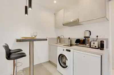Cuisine ou kitchenette dans l'établissement Joli studio - Buttes-Chaumont