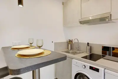Cuisine ou kitchenette dans l'établissement Joli studio - Buttes-Chaumont