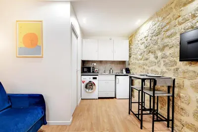 Cuisine ou kitchenette dans l'établissement Appartement neuf au coeur de Paris