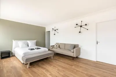 Un ou plusieurs lits dans un hébergement de l'établissement Spacieux et confortable avec vue Tour Eiffel