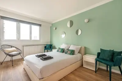 Un ou plusieurs lits dans un hébergement de l'établissement Spacieux et confortable avec vue Tour Eiffel